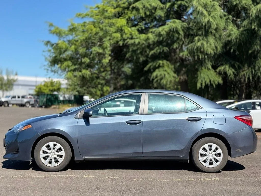 Used 2017  Toyota L image 2