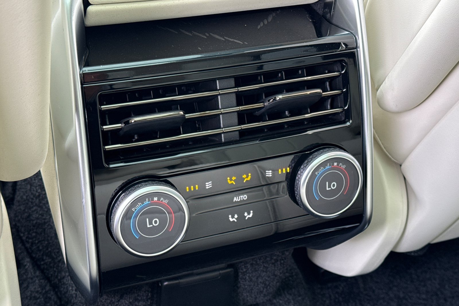 New 2027 Obsidian Black Satin Land Rover SE image 13