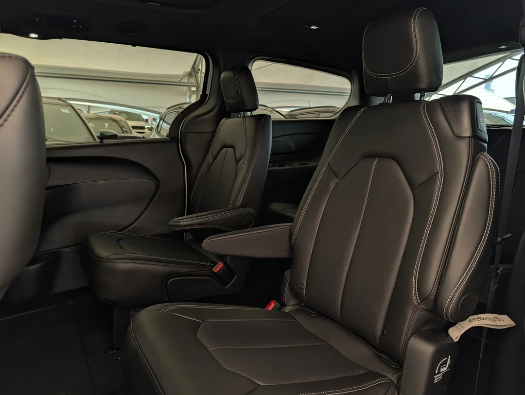 New 2027 White Chrysler Select - - AWD - 3.6L Pentastar V6 - Adaptive Cruise Control - Blind Spot Monitor & More! image 28