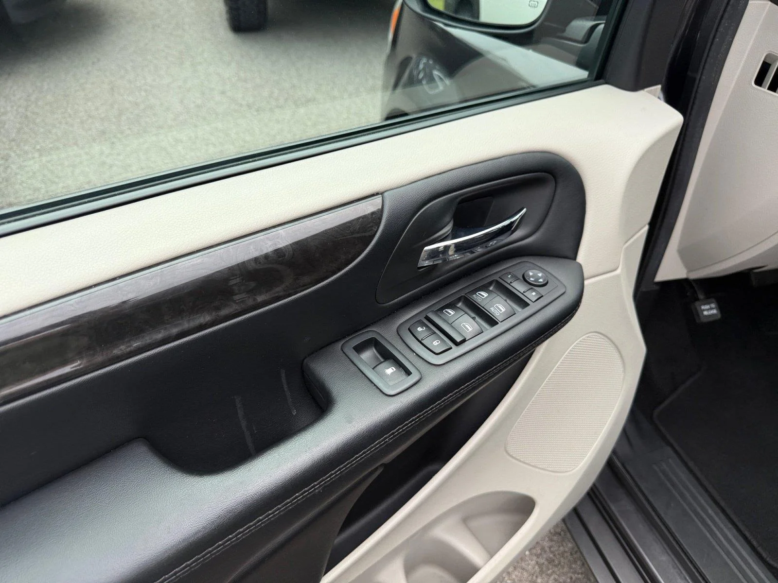 Used 2019 Granite Pearlcoat Dodge SE image 11