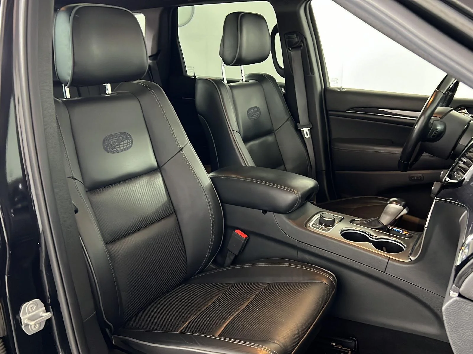 Used 2020 Diamond Black Crystal Pearlcoat Jeep Overland image 24