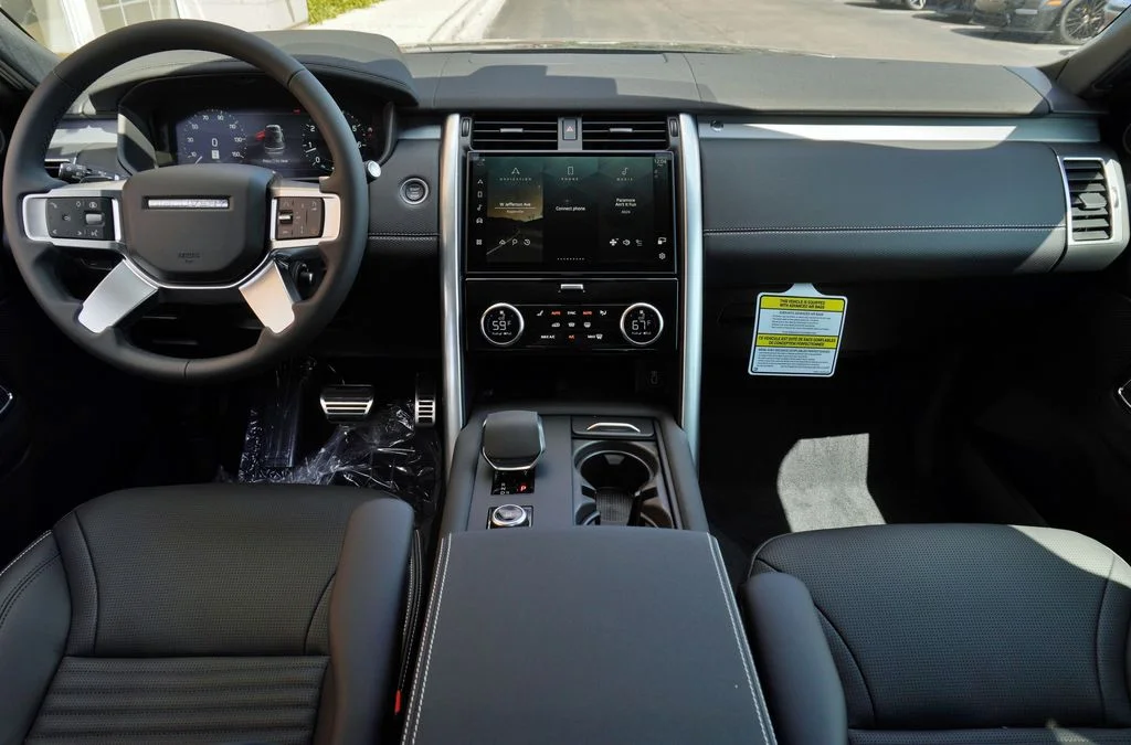 New 2026 Carpathian Grey Land Rover Dynamic SE image 9