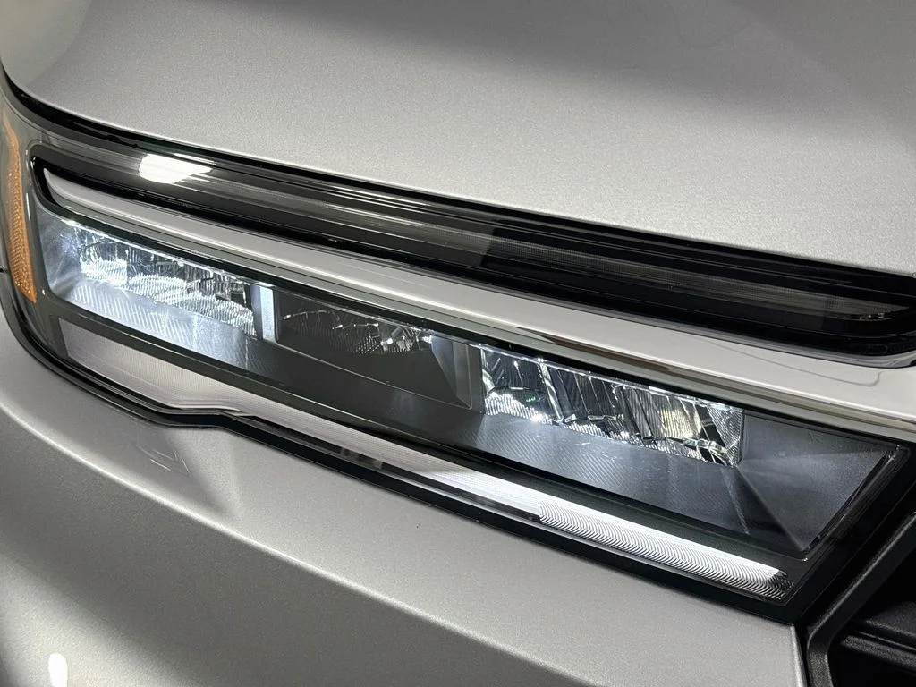 Certified Used 2025 Lunar Silver Metallic Honda EX-L image 41