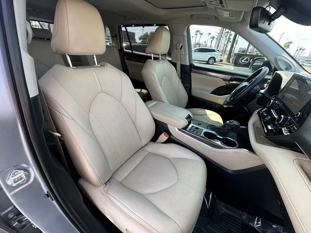 Used 2023  Toyota Limited image 28