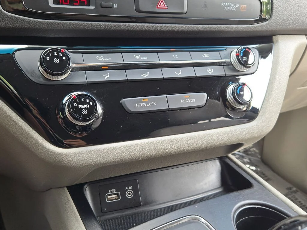 2017 Kia Sedona LX - Photo 26