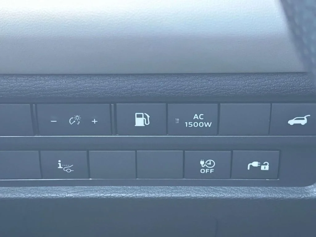 Used 2023 Mercury Gray Metallic Mitsubishi SEL image 28