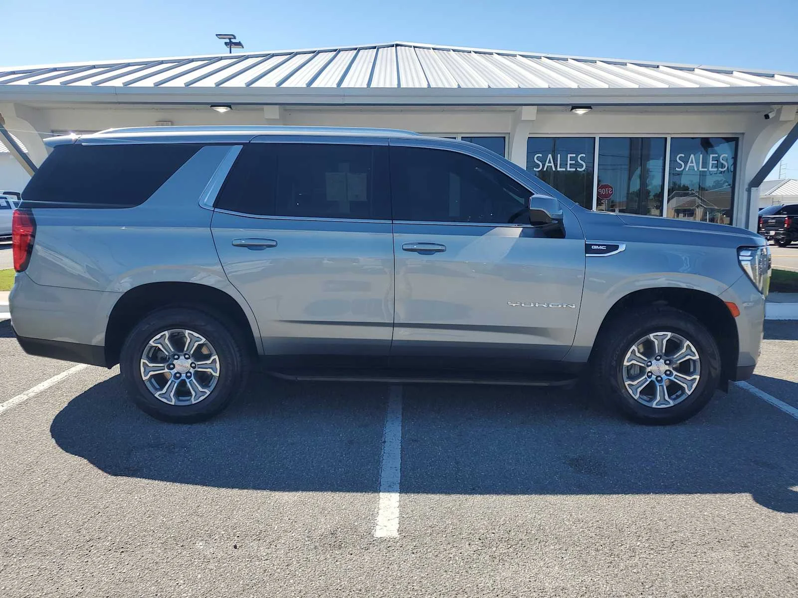 Used 2024 Sterling Metallic GMC SLE image 10