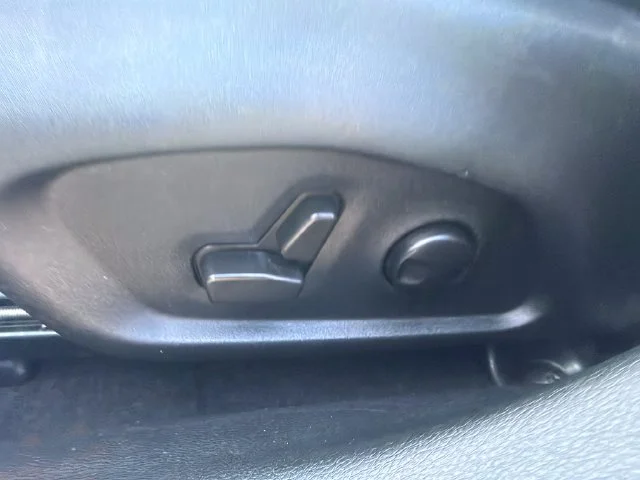 Used 2022 Laser Blue Jeep Limited image 12