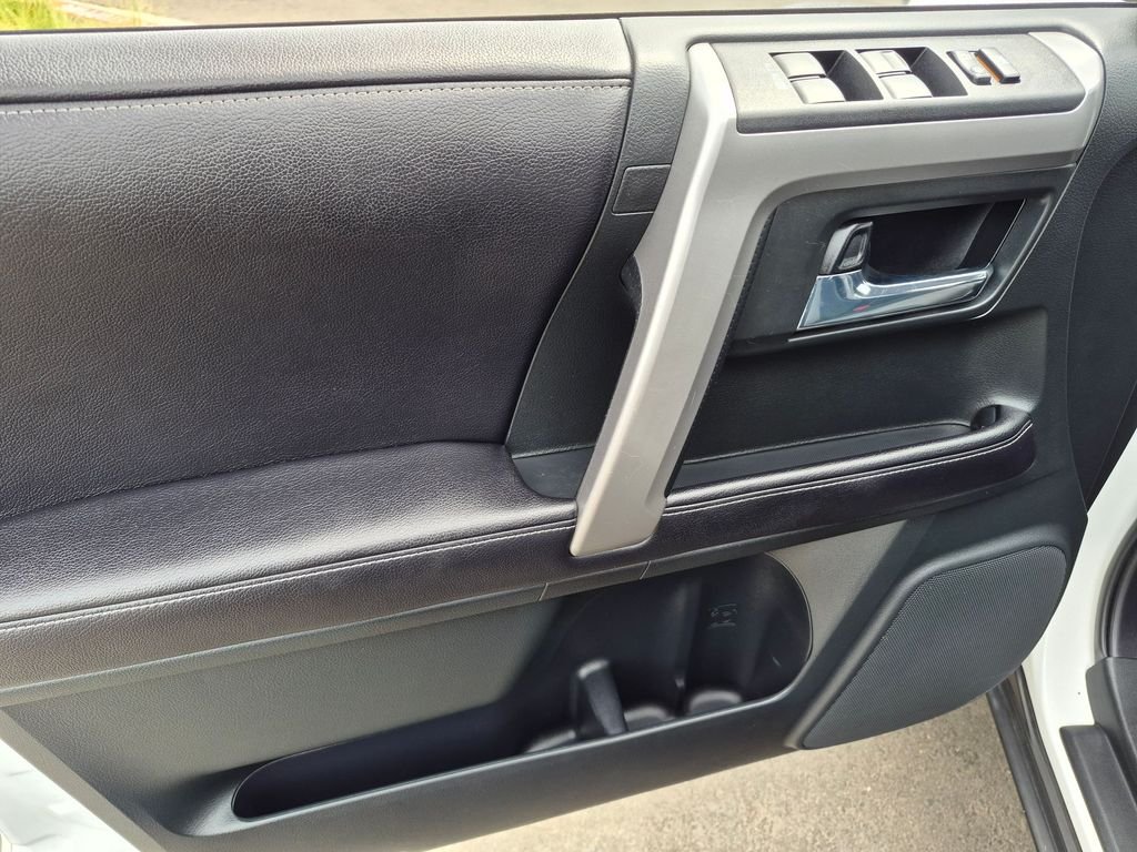 Used 2016 White Toyota SR5 image 12