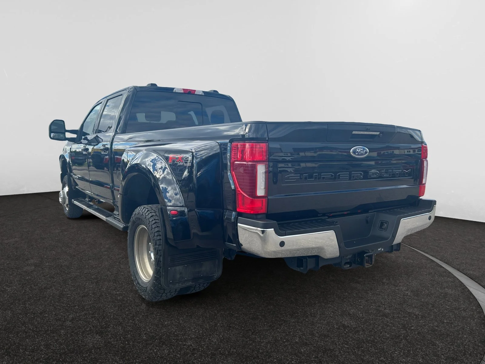 Used 2020 BLACK Ford LARIAT Dually Low Kms image 3