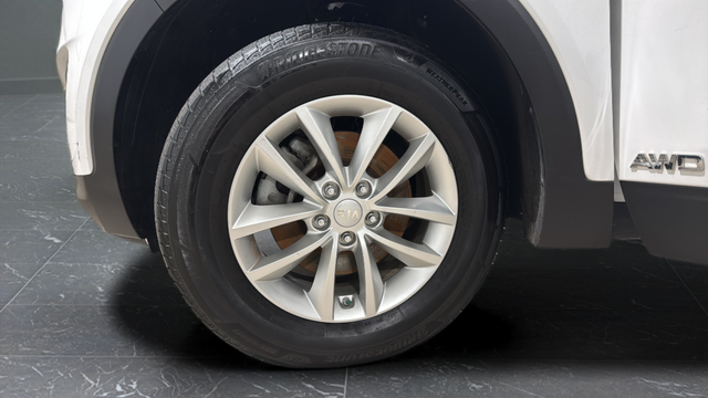 Used 2016 Snow White Pearl Kia LX image 31
