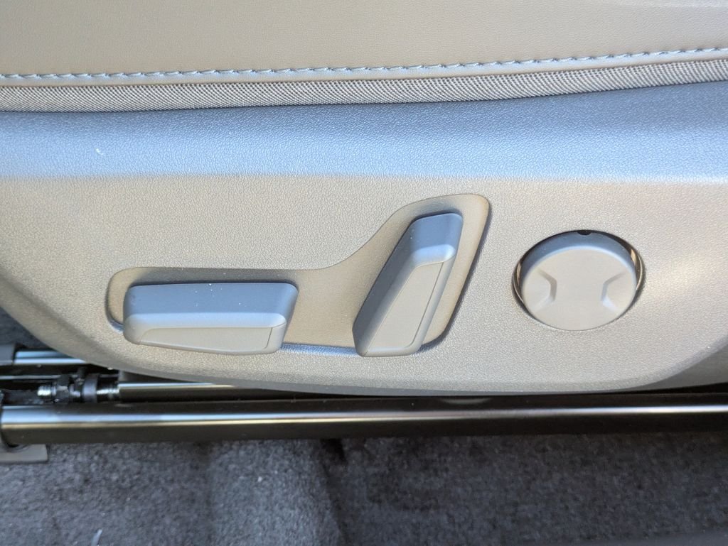 New 2025 Interstellar Gray Kia Wind image 21