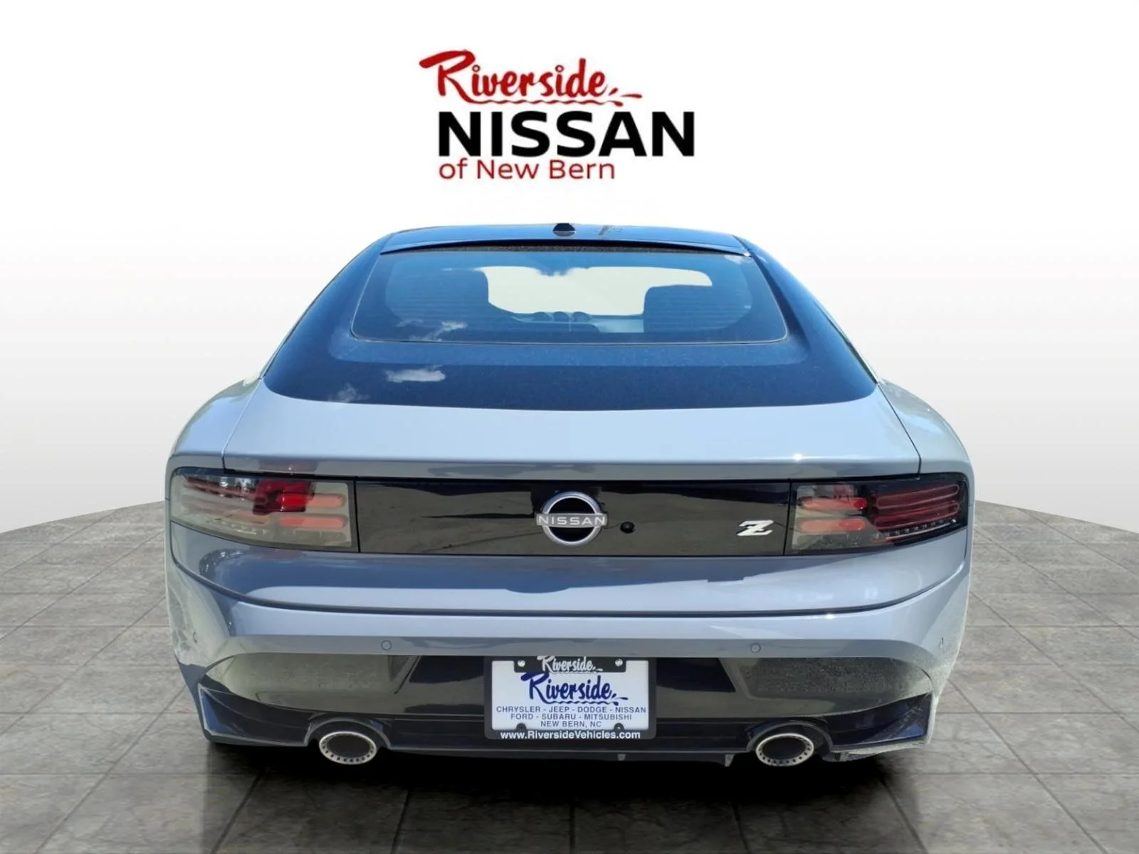New 2026 Boulder Gray Pearl / Super Black Two-tone Nissan Sport image 2