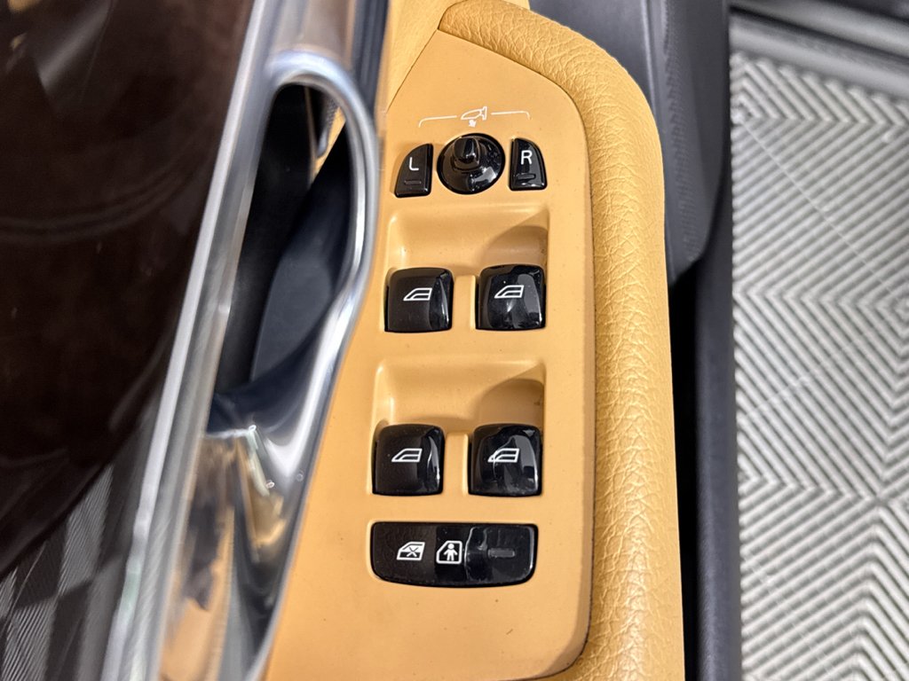 Used 2019 Onyx Black Metallic Volvo Momentum image 24