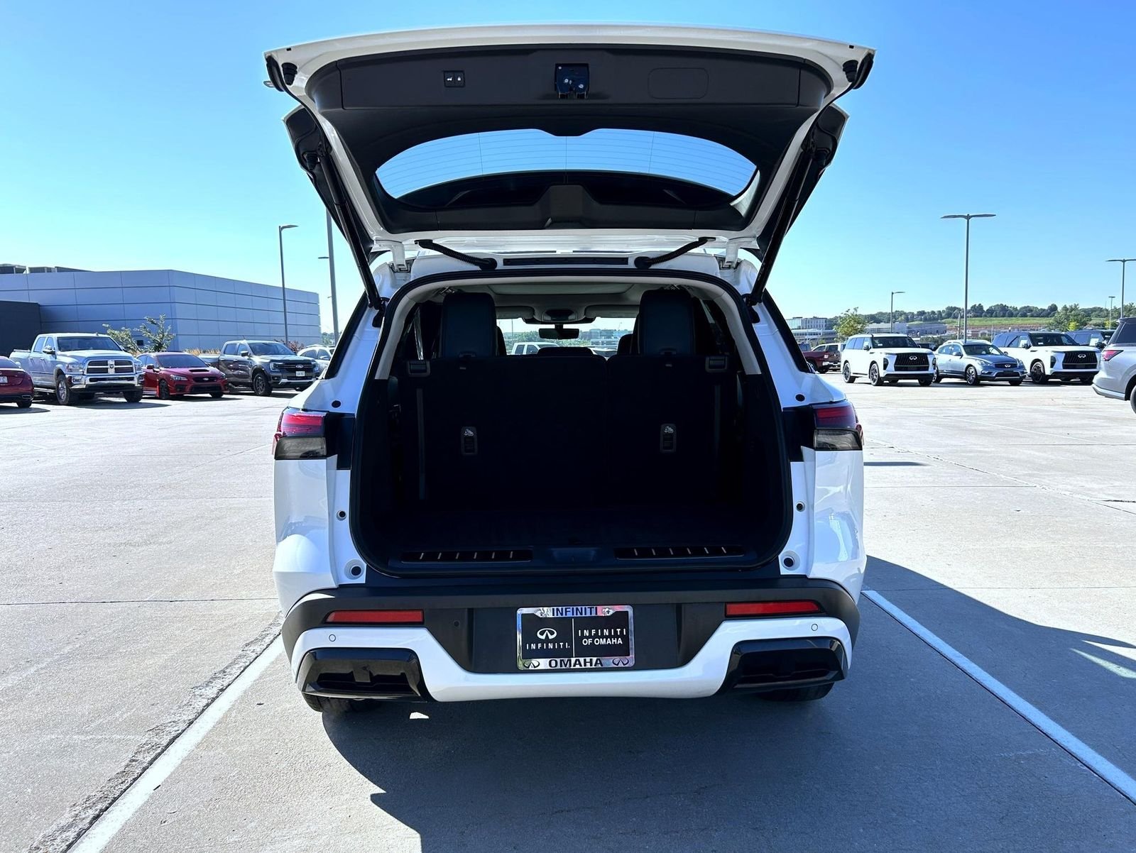 Used 2025 White INFINITI LUXE image 23
