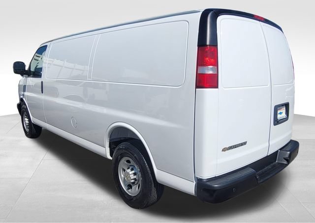 New 2025 Summit White Chevrolet WT image 5