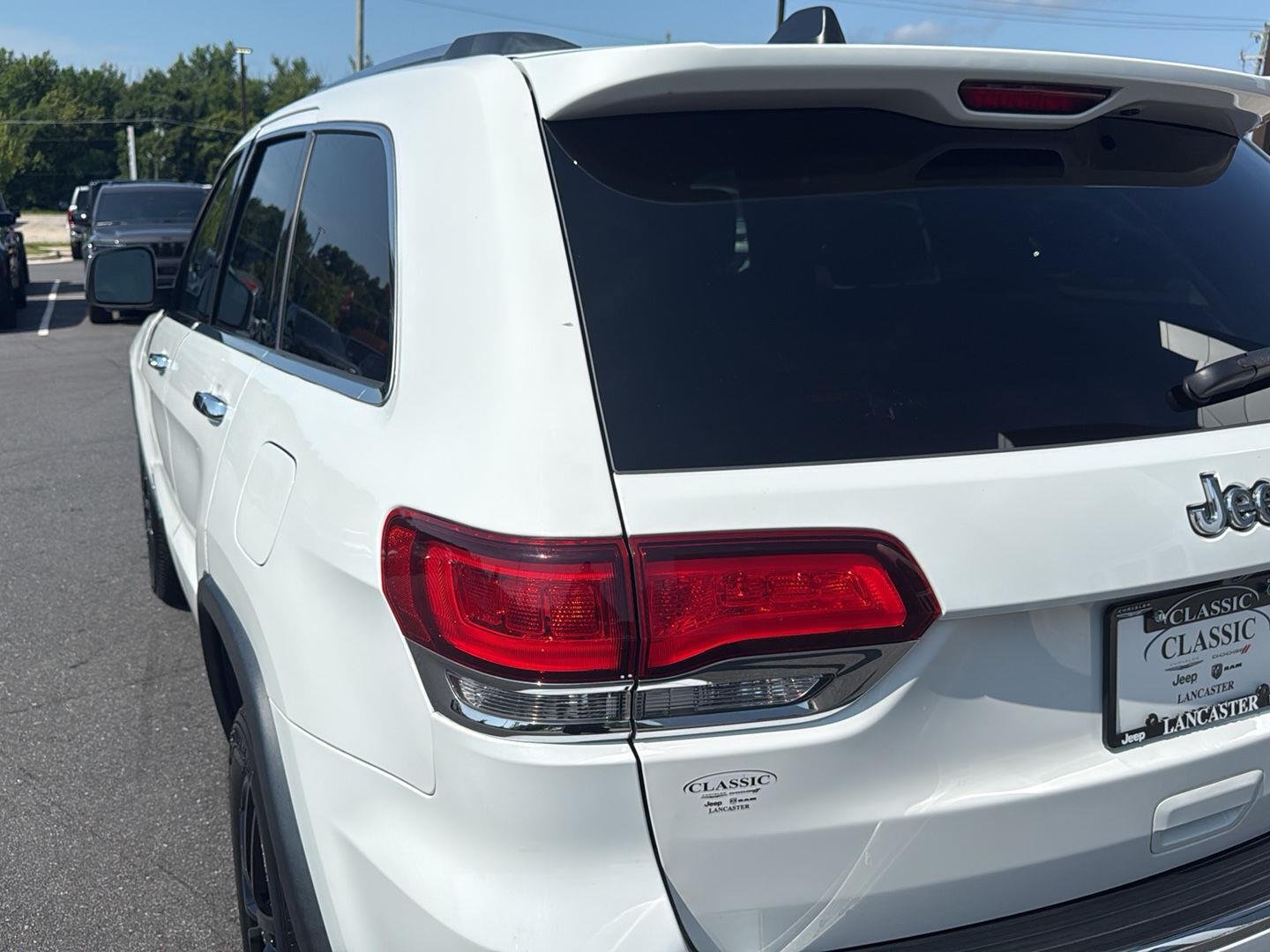 Used 2022 Bright White Clearcoat Jeep Limited image 8