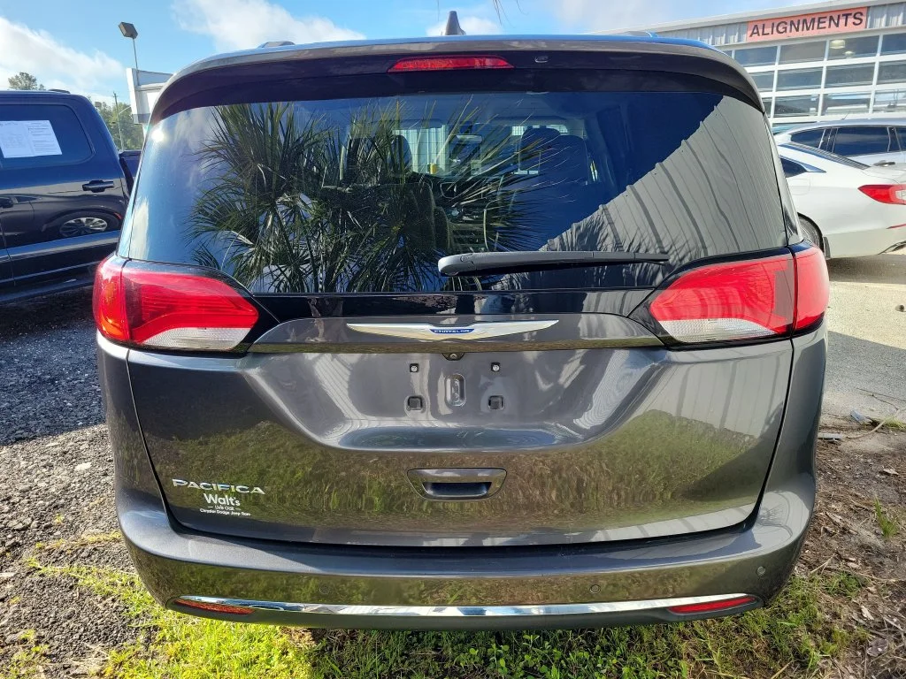 Used 2018 Gray Chrysler Touring L image 8
