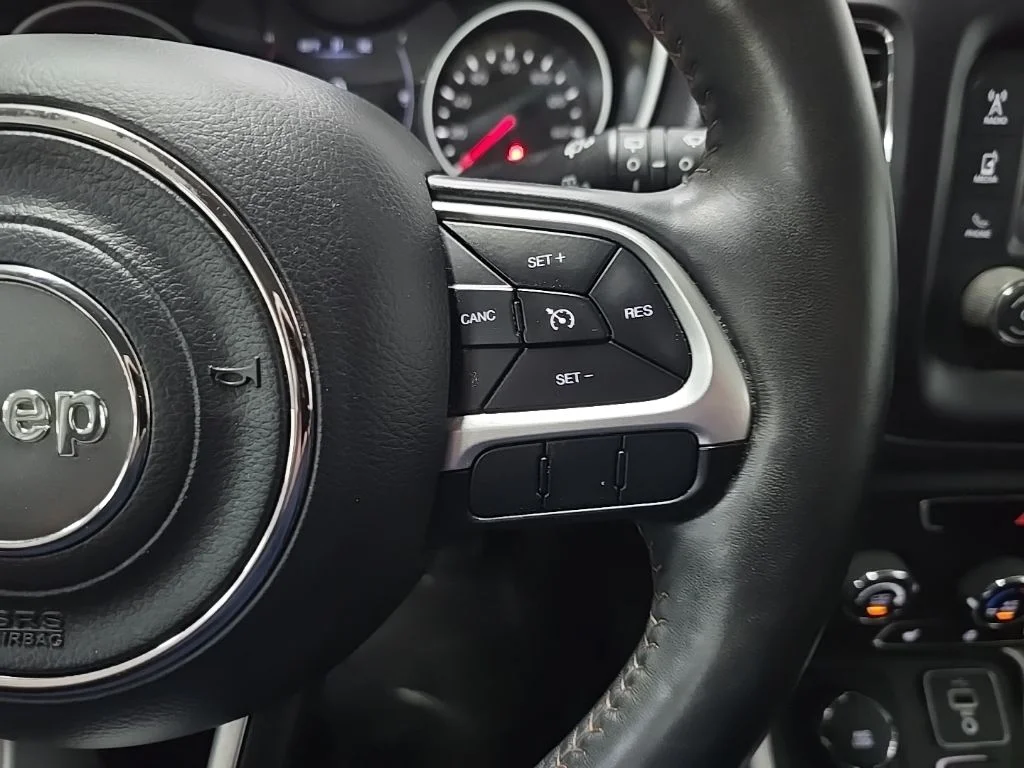 Used 2018 White Jeep Latitude image 20