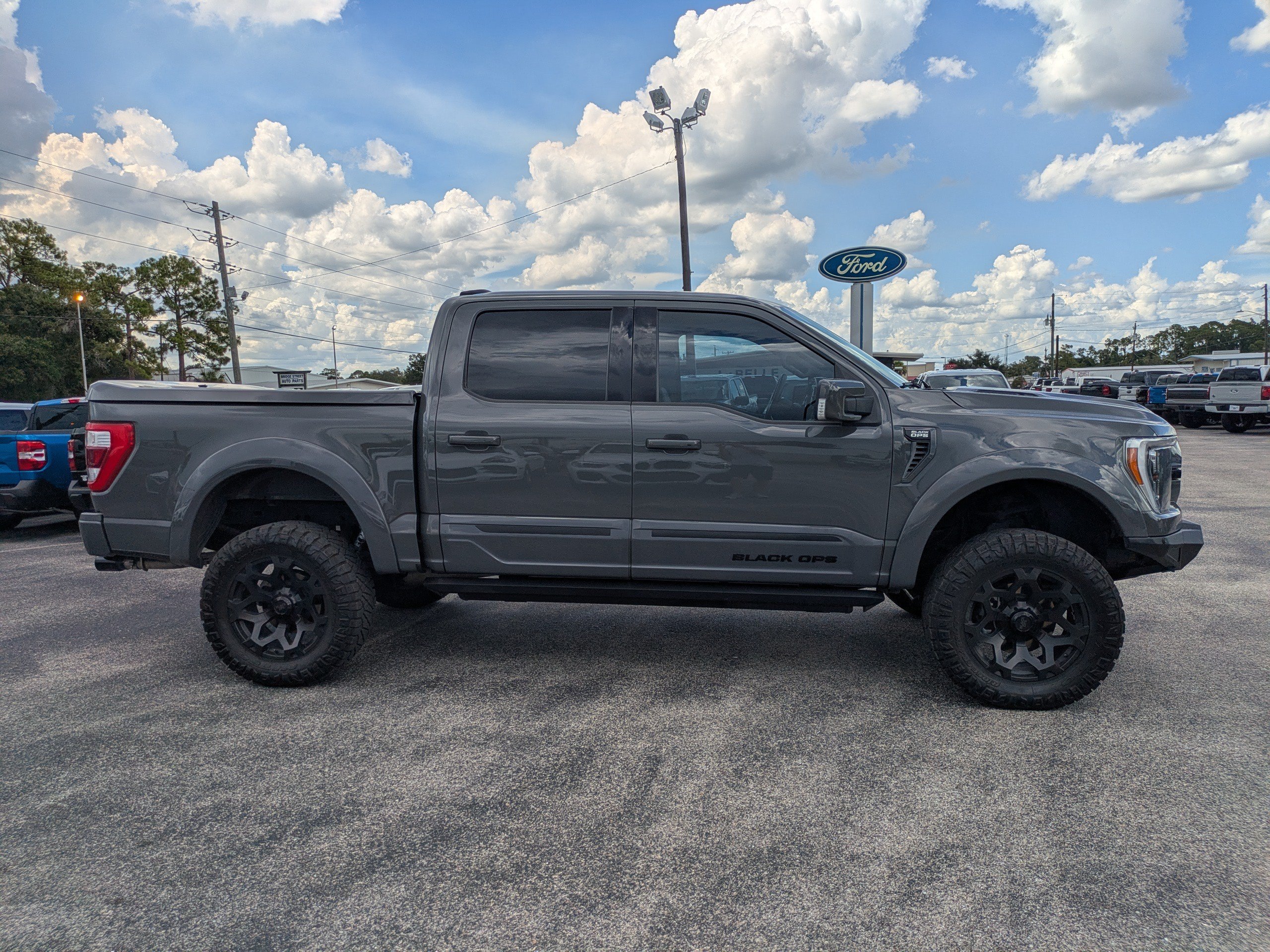 Used 2021  Ford LARIAT image 3