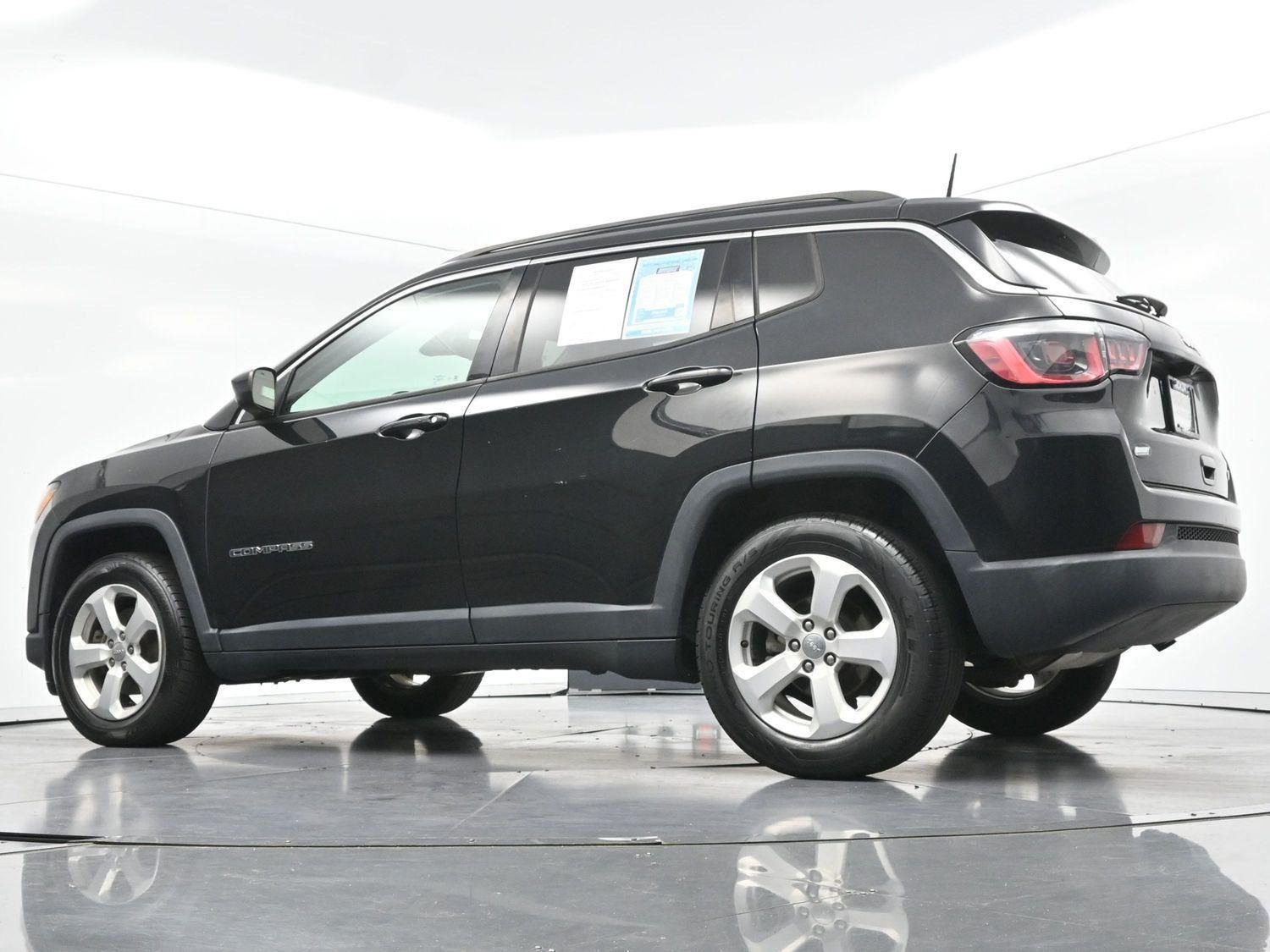 Used 2018 Diamond Black Crystal Pearlcoat Jeep Latitude image 45