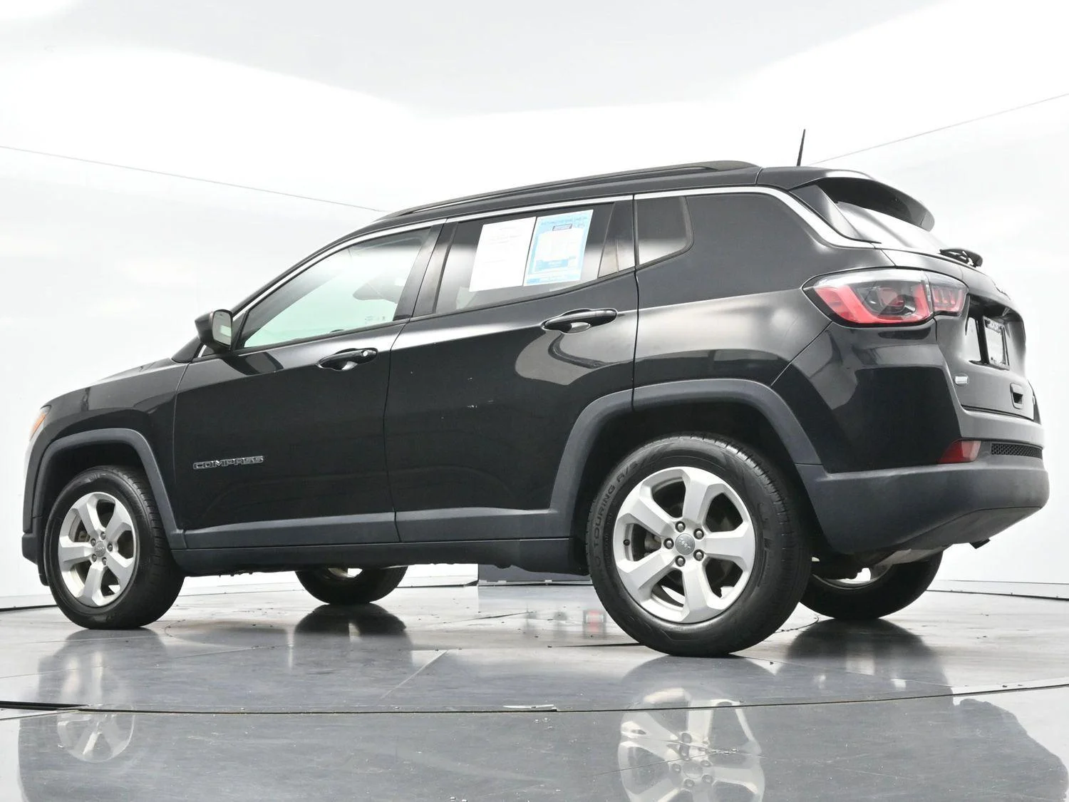 Used 2018 Diamond Black Crystal Pearlcoat Jeep Latitude image 45