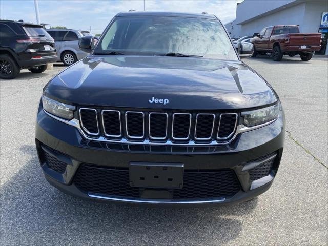 Used 2023 Diamond Black Crystal Pearlcoat Jeep Laredo image 10