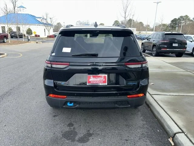 New 2024 Diamond Black Crystal Pearl-Coat Exterior Paint Jeep Trailhawk image 5