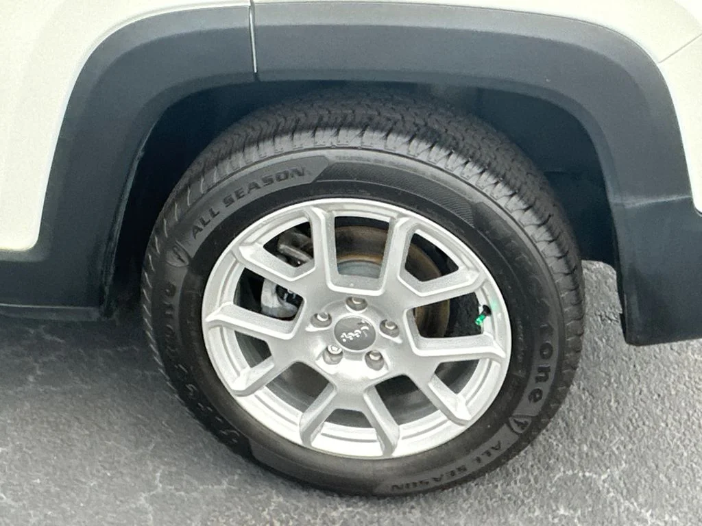 Used 2019 White Jeep Latitude image 19