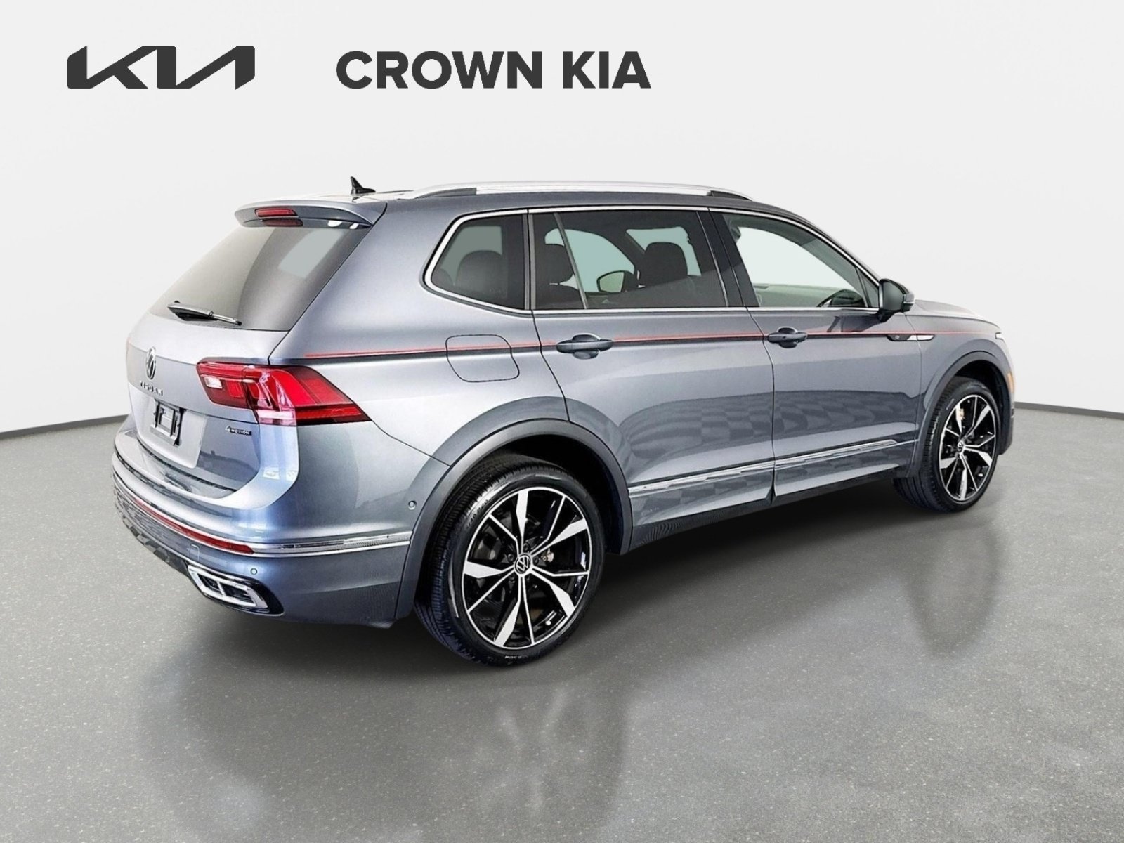 Used 2024 Gray Volkswagen SEL R-Line image 5