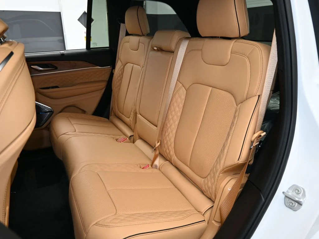 New 2025 Bright White Clear-Coat Exterior Paint Jeep Summit Reserve image 35