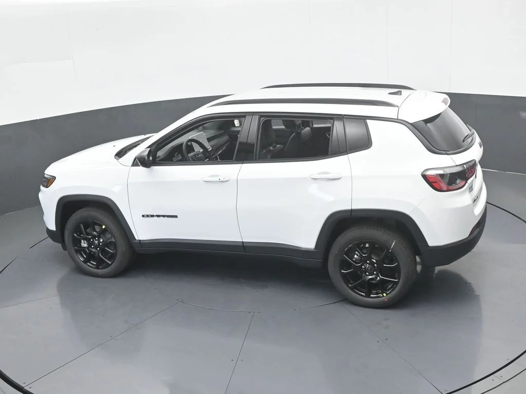 New 2026 Bright White Clear-Coat Exterior Paint Jeep Latitude image 40