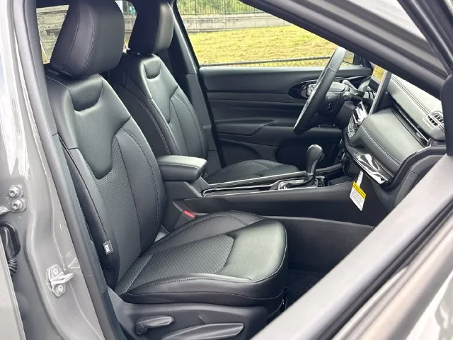 New 2026 Sting-Gray Clearcoat Jeep Latitude image 25