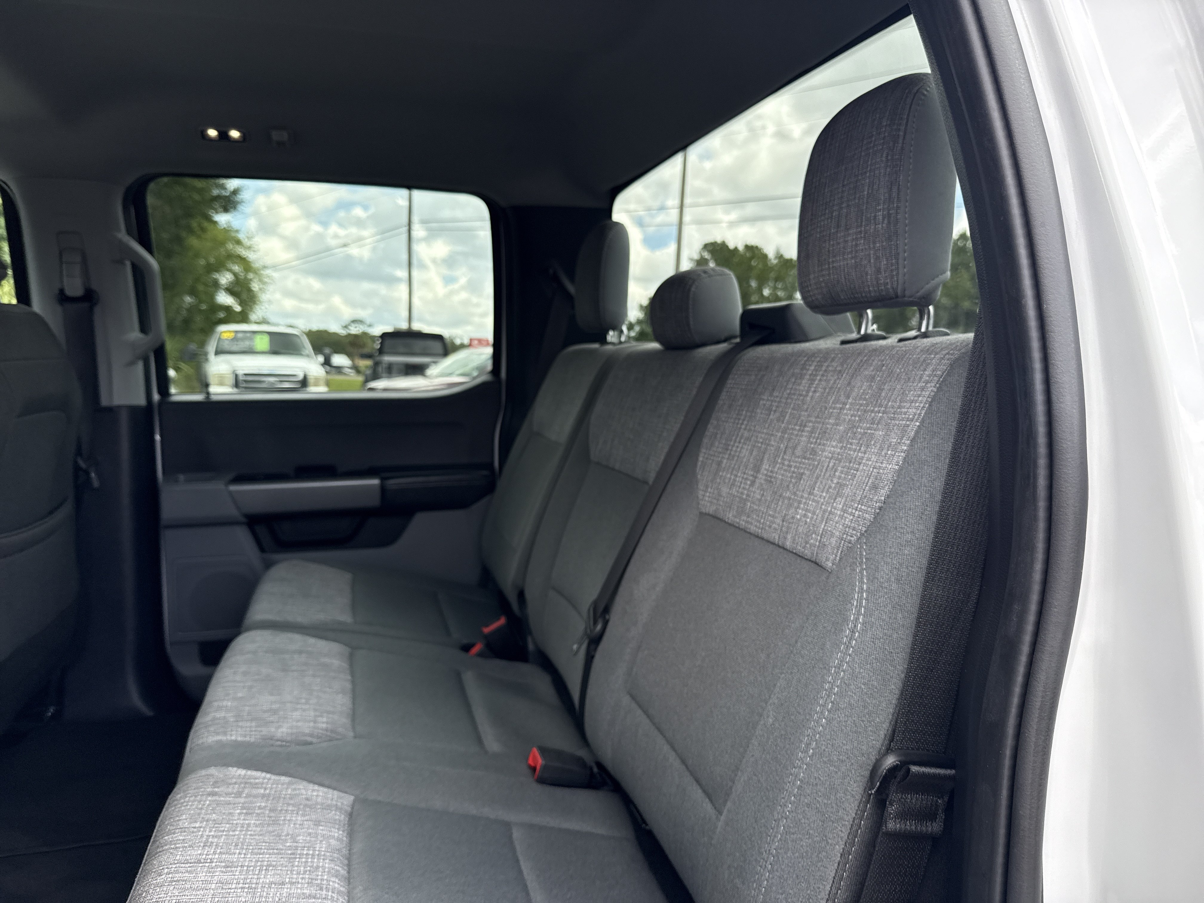 Used 2025 Oxford White Ford XLT image 29
