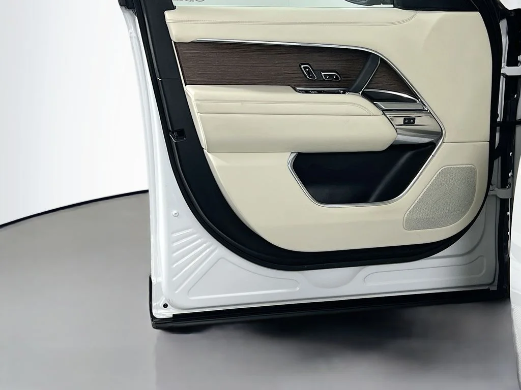 Used 2023 Fuji White Land Rover SE image 18