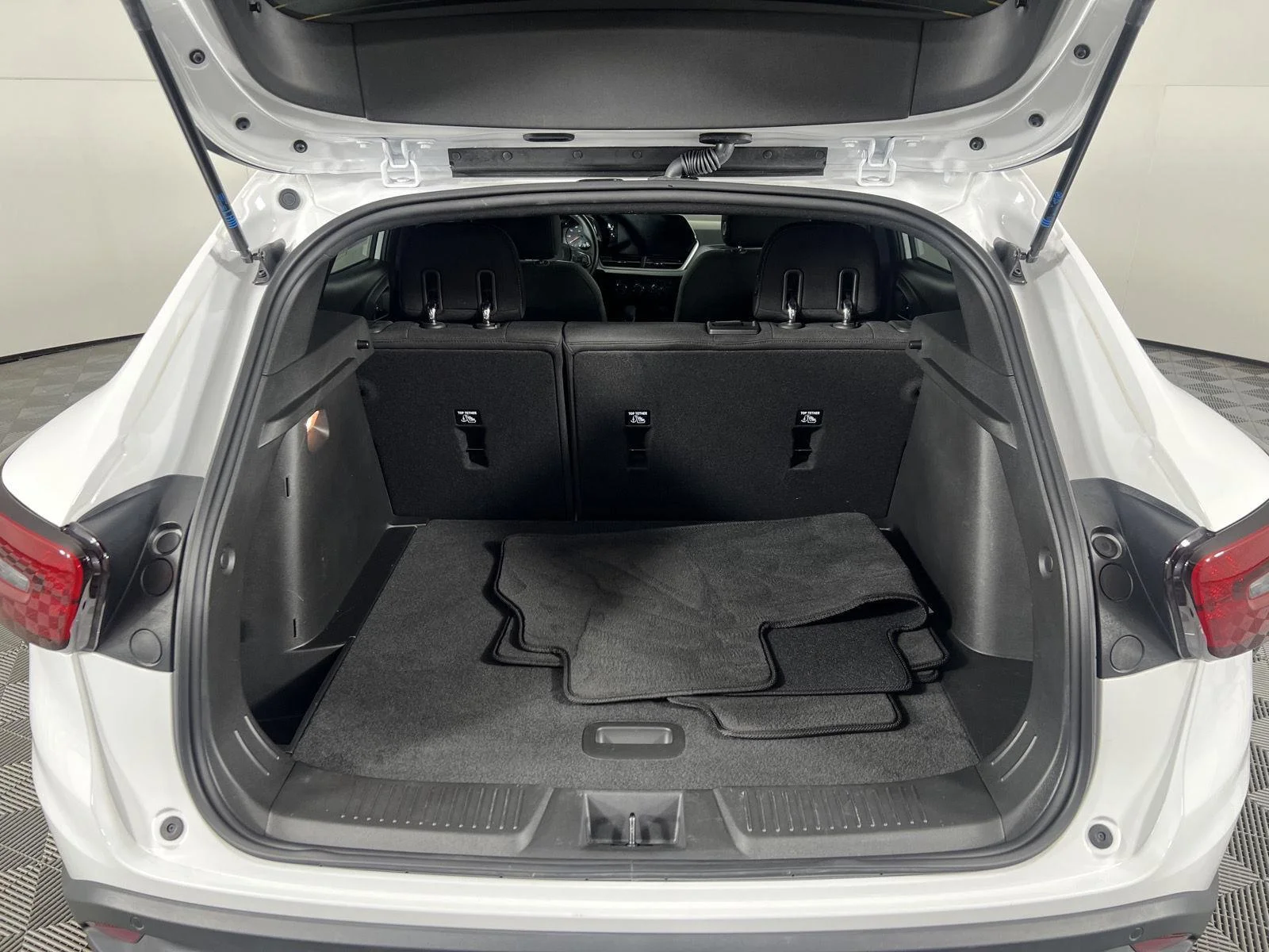 Used 2025 Summit White Chevrolet 1RS image 8