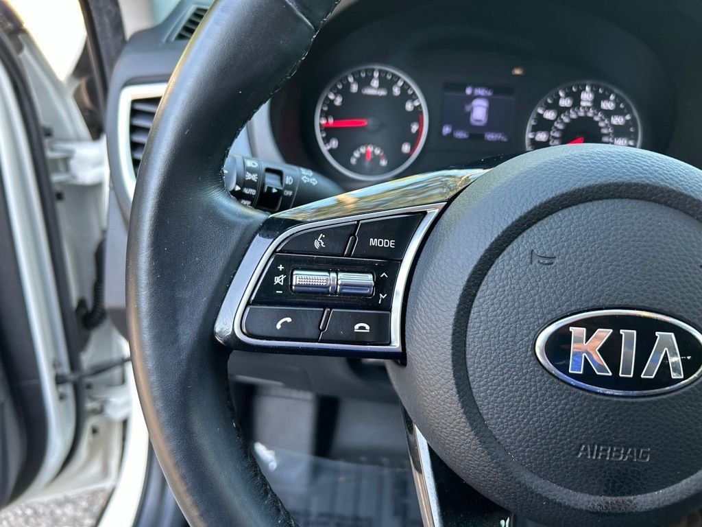 Used 2021 White Kia S image 25