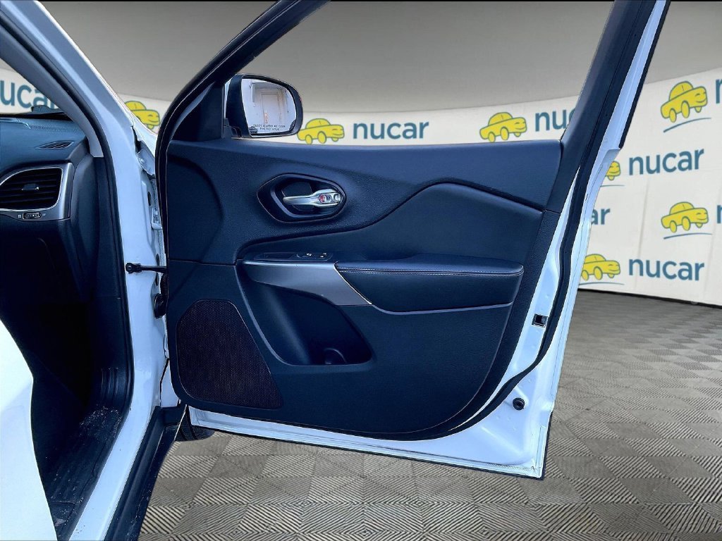 Used 2021 White Jeep Latitude image 26