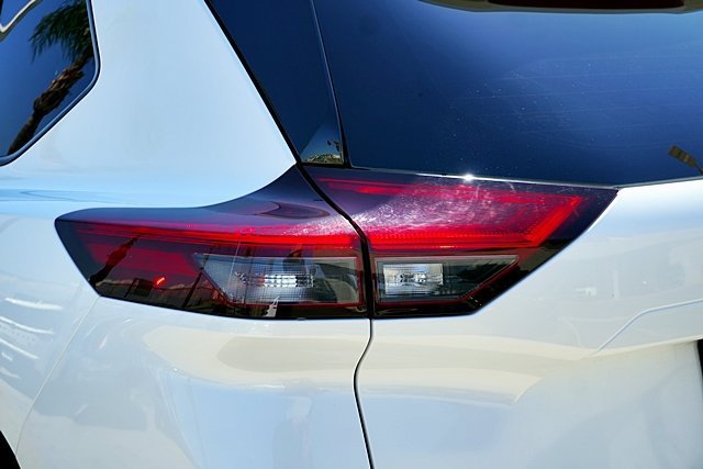 Used 2024 White Nissan SL image 6