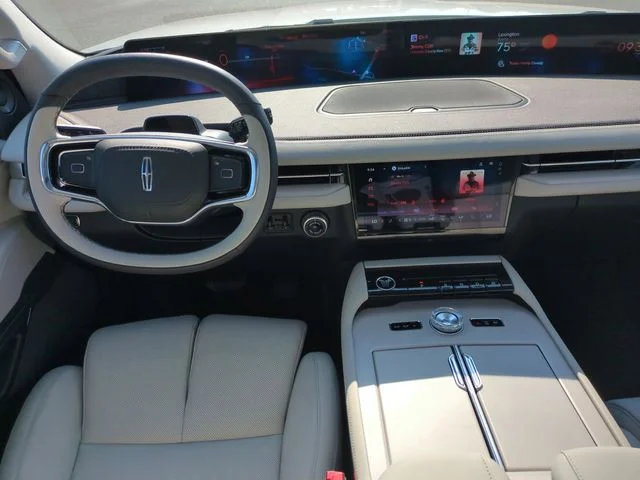 Used 2025 White Lincoln Reserve image 31
