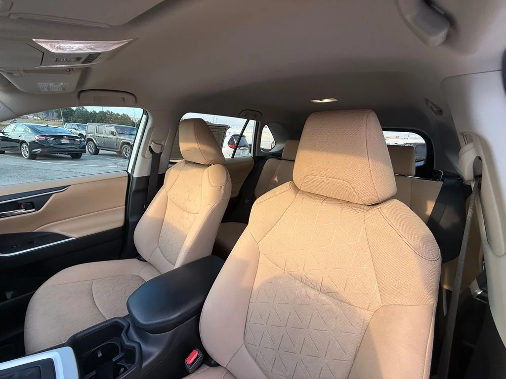Used 2022 White Toyota XLE image 21