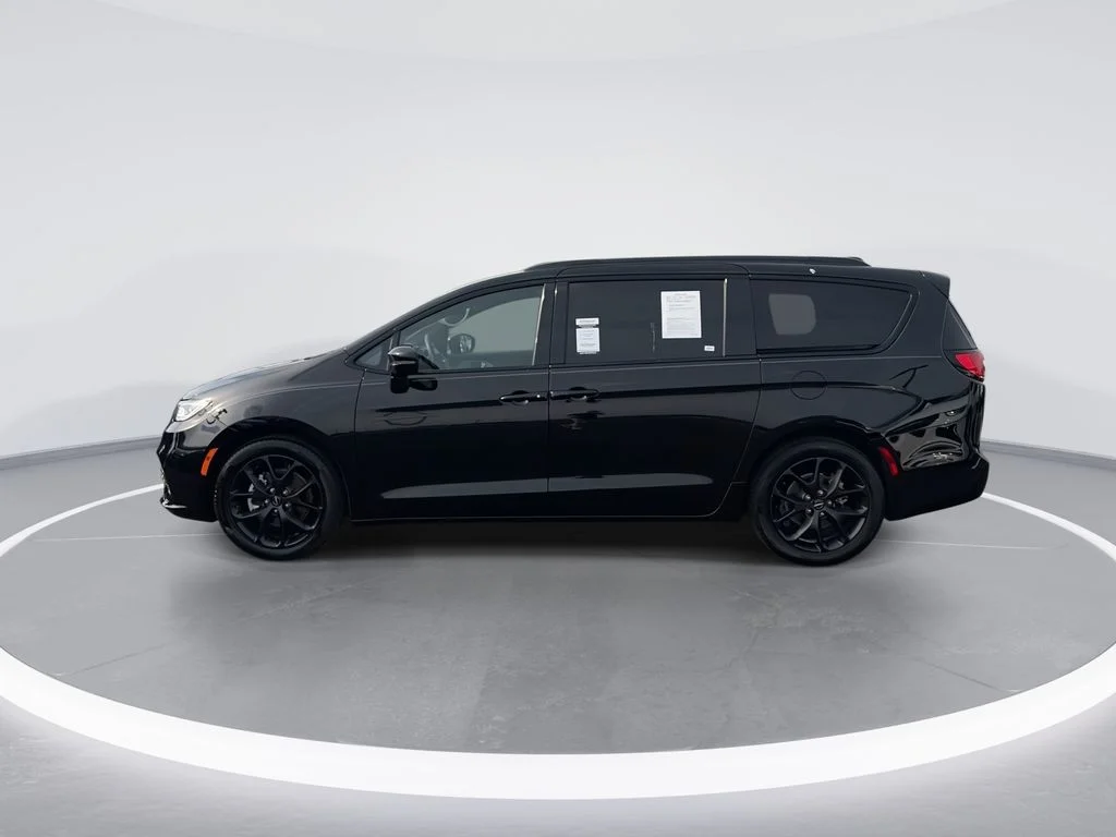 Used 2024 Black Chrysler Touring L image 5