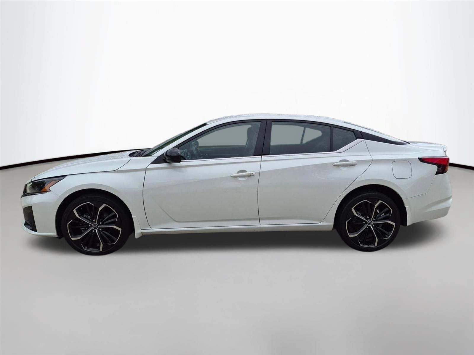 Used 2023 Glacier White Nissan 2.5 SR image 8