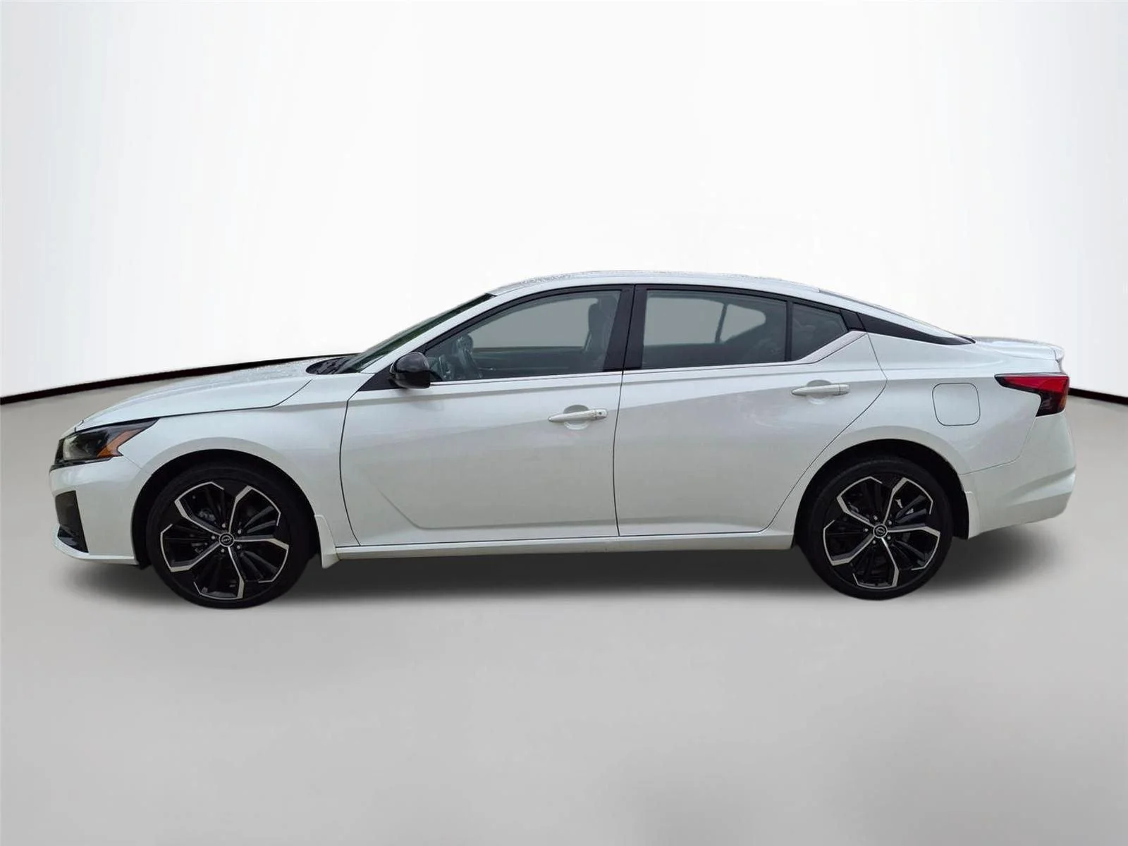 Used 2023 Glacier White Nissan 2.5 SR image 8