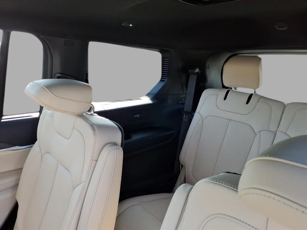 New 2025 Bright White Clear-Coat Exterior Paint Jeep Limited image 8