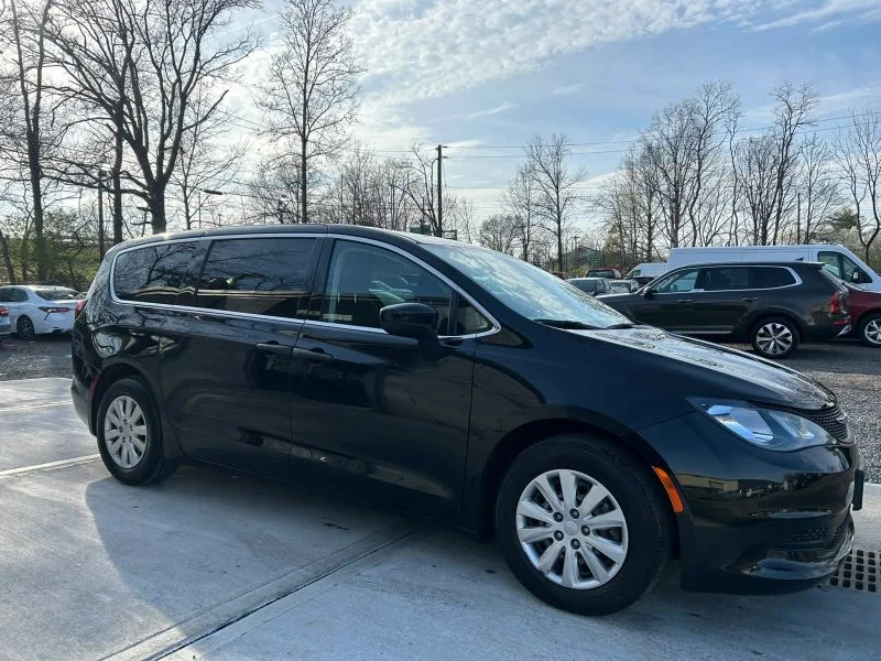 Used 2021 Black Chrysler L Minivan 4D image 16