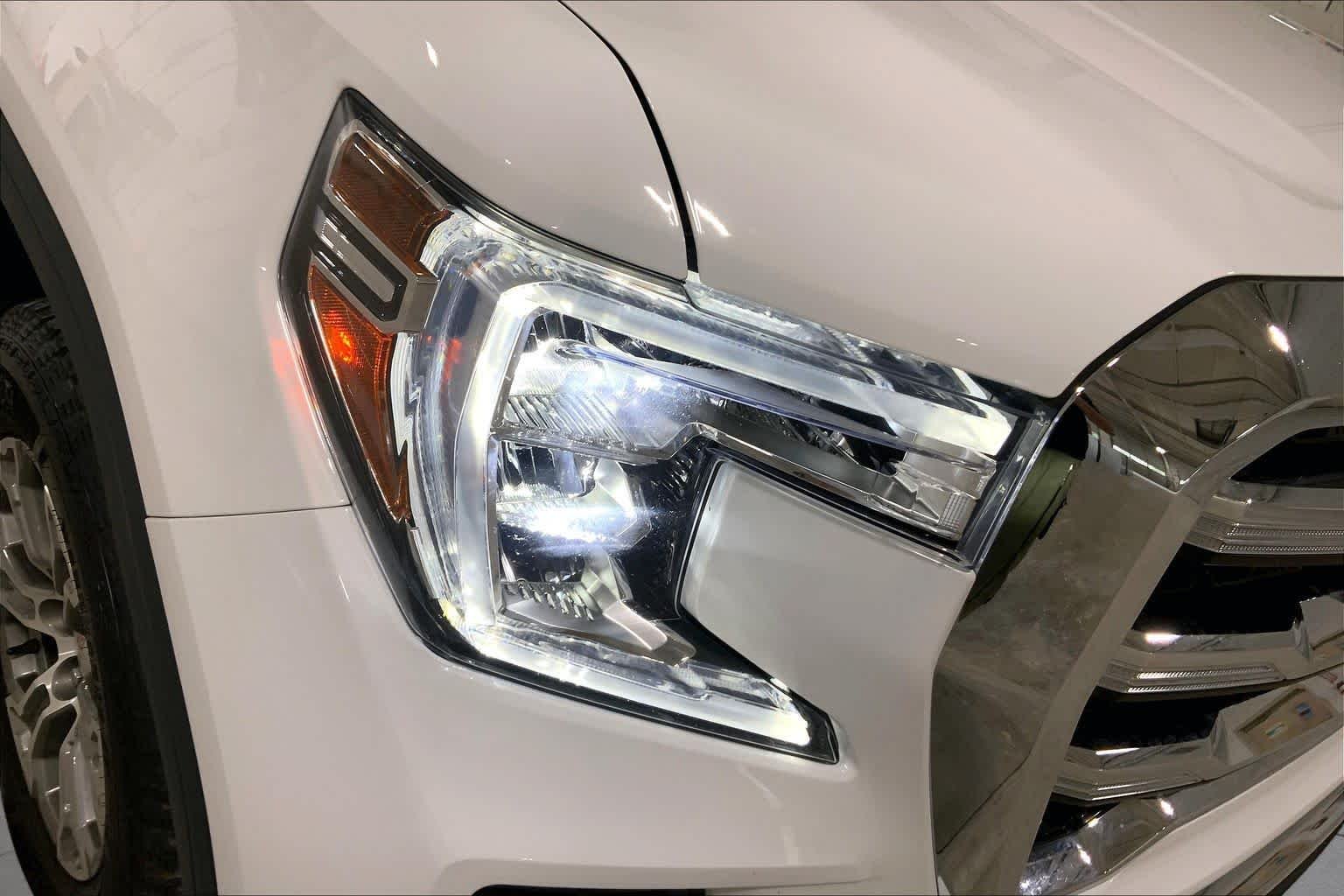 Used 2021 Summit White GMC SLE image 26