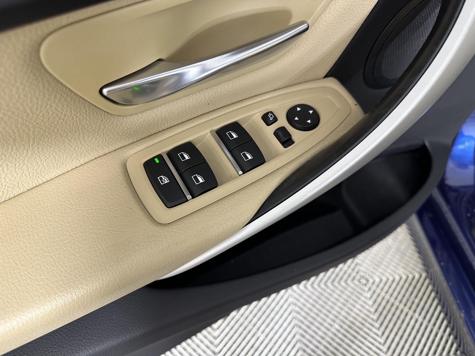 Used 2018 Mediterranean Blue Metallic BMW 320i xDrive image 26