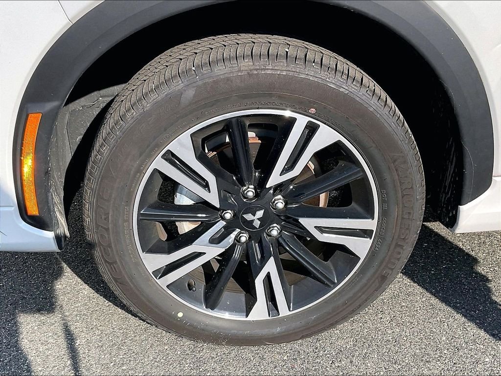 Used 2025 White Mitsubishi SE image 7