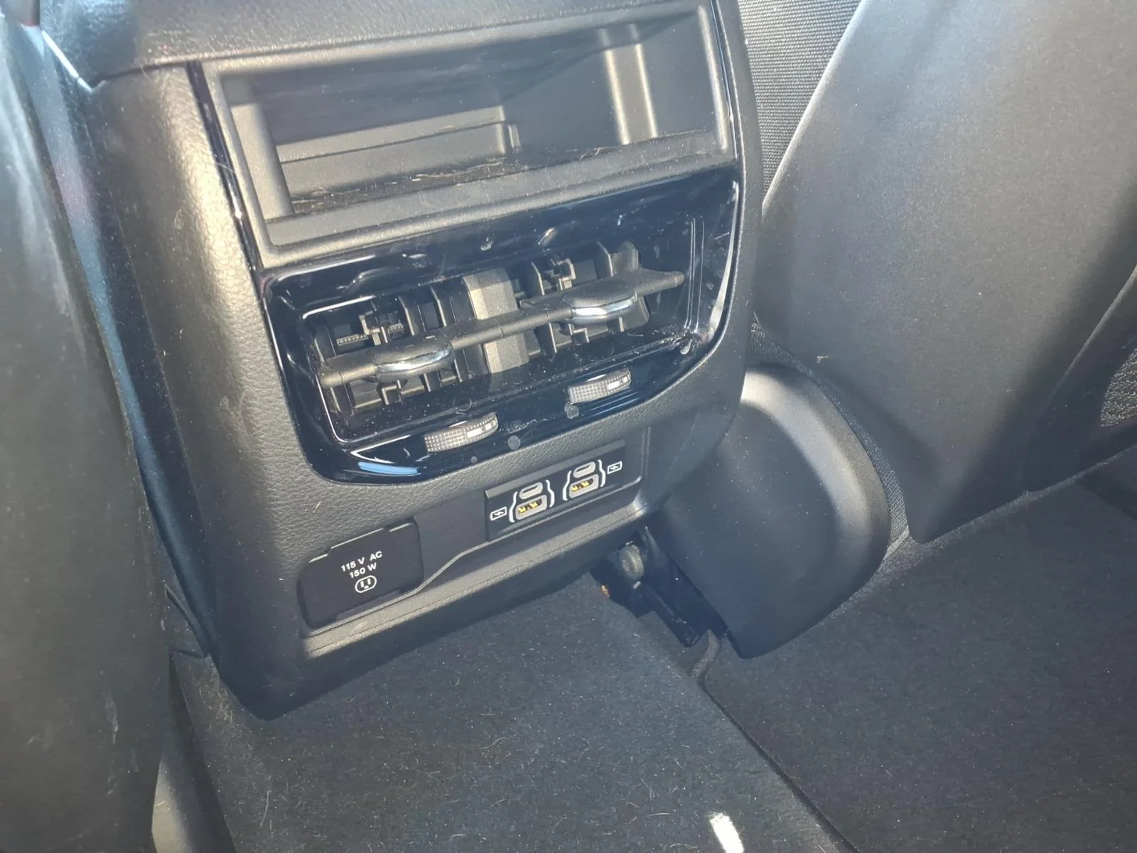Used 2024 White Jeep Laredo image 4